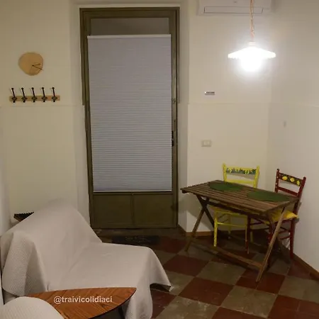 Tra I Vicoli Di Aci Apartment *